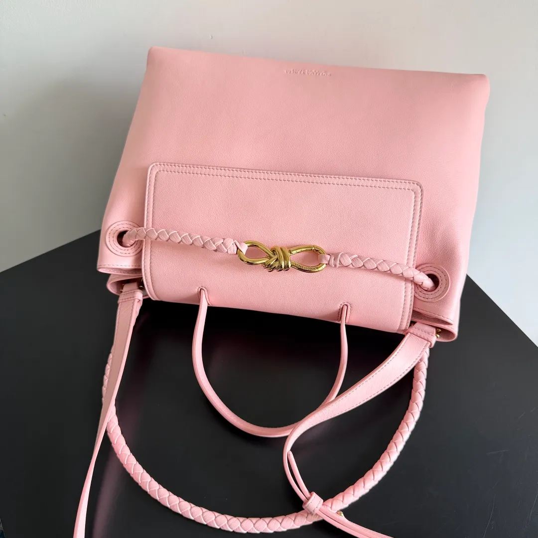 Batch 2360 BottegaVeneta Latest Ciao Ciao Bag Silky cowhide two-way flap handbag with signature twist detail, hidden hook closure, flap can be fastened to the front or attached to the INTRECCIATO woven interior pocket, comes with an adjustable and detachable crossbody strap, interior compartment, and also features a zippered pocket. The surprise flap has various shapes. Style 1 - Cover the bag surface and expose the knot decoration. Style 2 - Place the flap inside the bag. A buckle is also designed. Style 3 - The U-shaped position of the top handle in the hand bag. Style No.: 817231 Size: 34*26*15cm